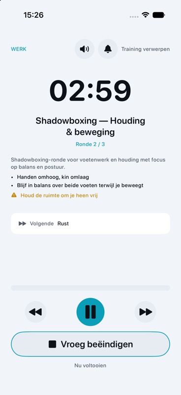 Actief trainingsscherm van Dee met rondetimer, stembediening, coaching en afspeelknoppen