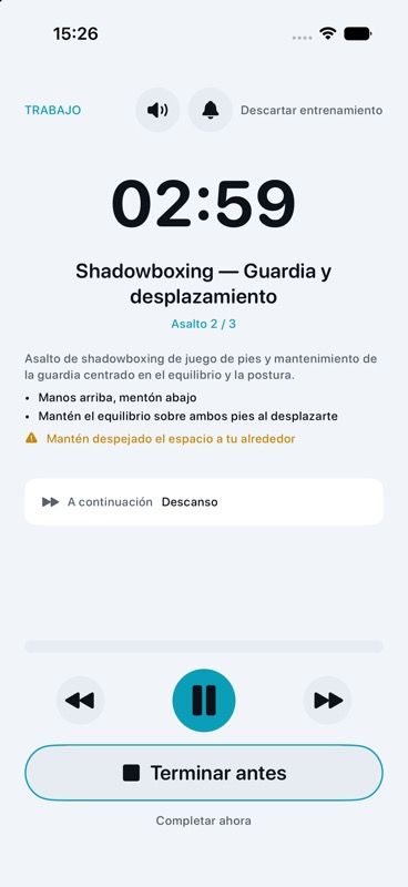 Pantalla de entrenamiento activo de Dee con temporizador, controles de voz, indicaciones y reproducción