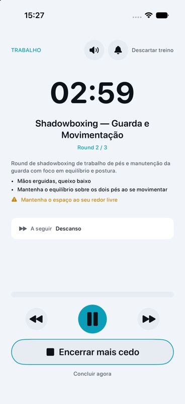 Tela de treino ativo do Dee com cronômetro, controles de voz, orientações e reprodução
