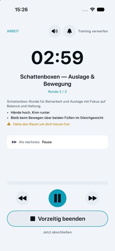 Aktiver Dee-Trainingsbildschirm mit Rundentimer, Sprachsteuerung, Hinweisen und Wiedergabe